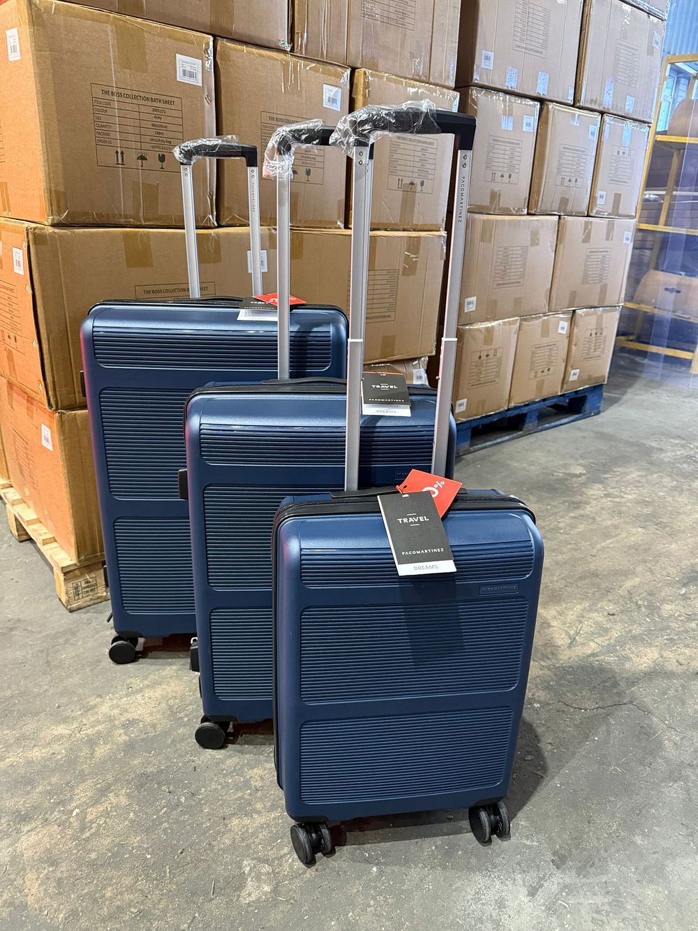 Lot 40: Hard Shell Cabin Suitcase 4-Wheel Spinner Navy Brand New