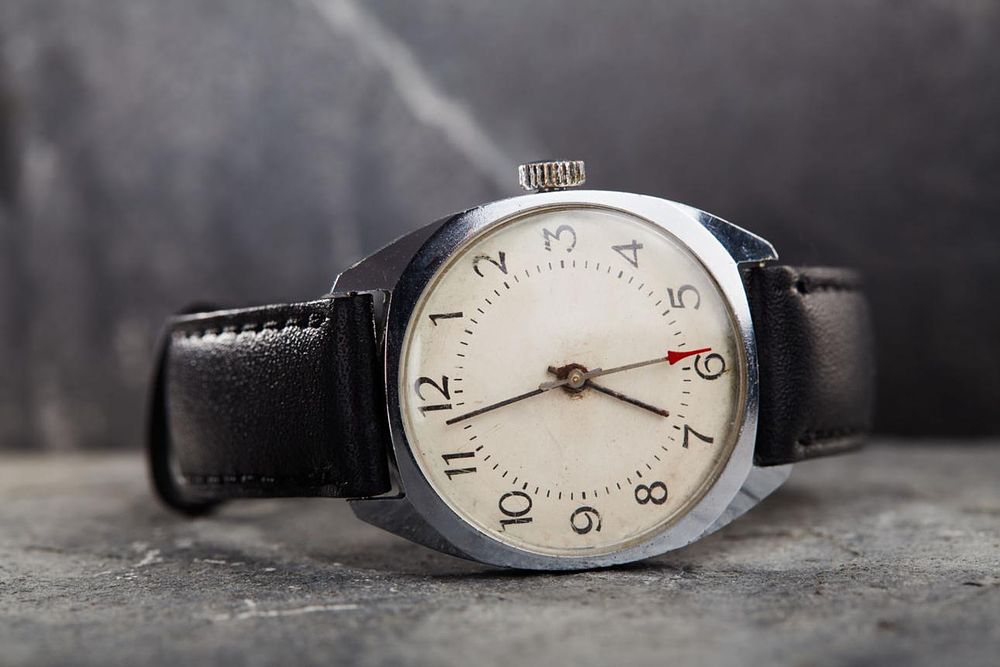 Lot 7: Rotary Style Wristwatch Cream Dial Black Strap Classic Casual Watch