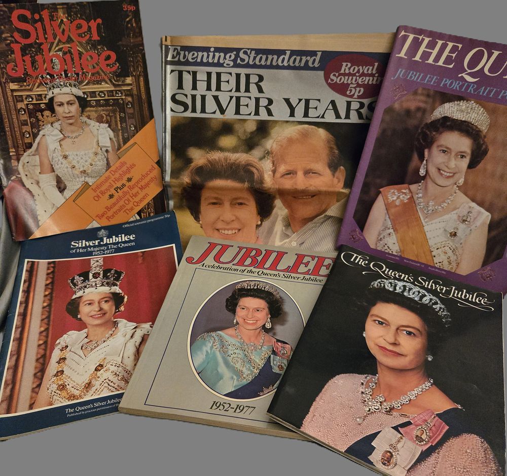 Lot 189: A selection of memorabilia of Queen Elizabeth IIs Diamond Jubilee to include a souvenir magazines a