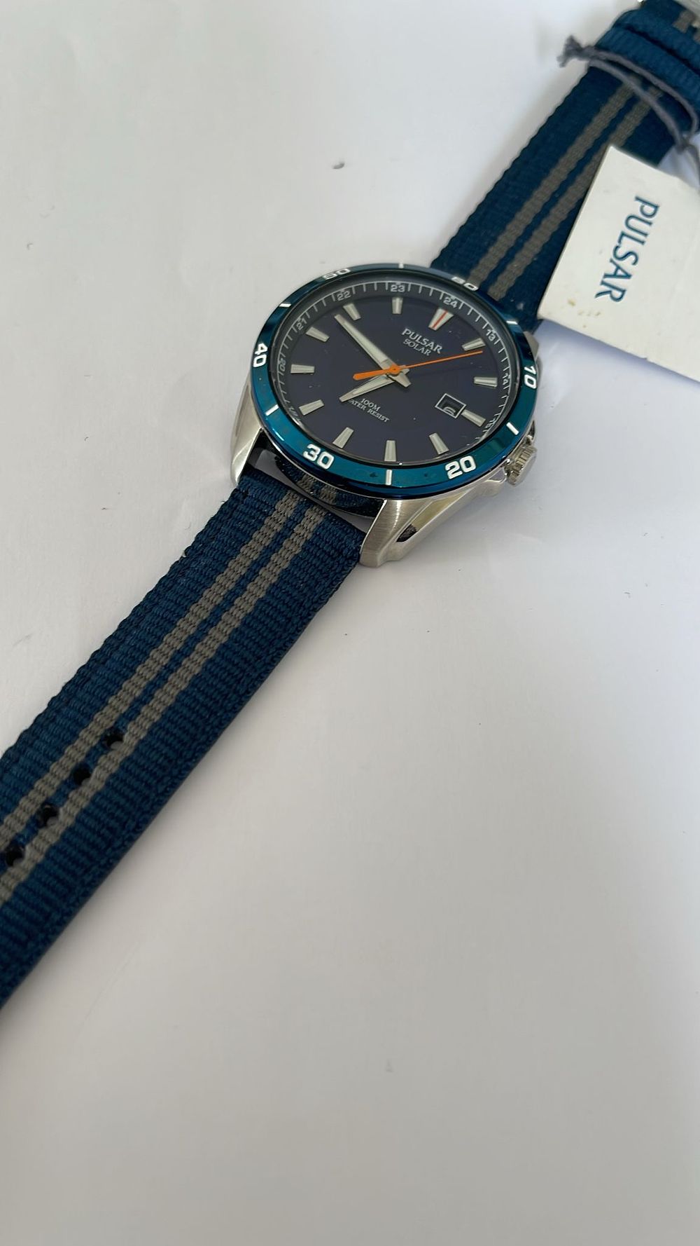 Lot 382: Mens Diver Style Watch Grey Dial Blue Bezel Fabric Strap