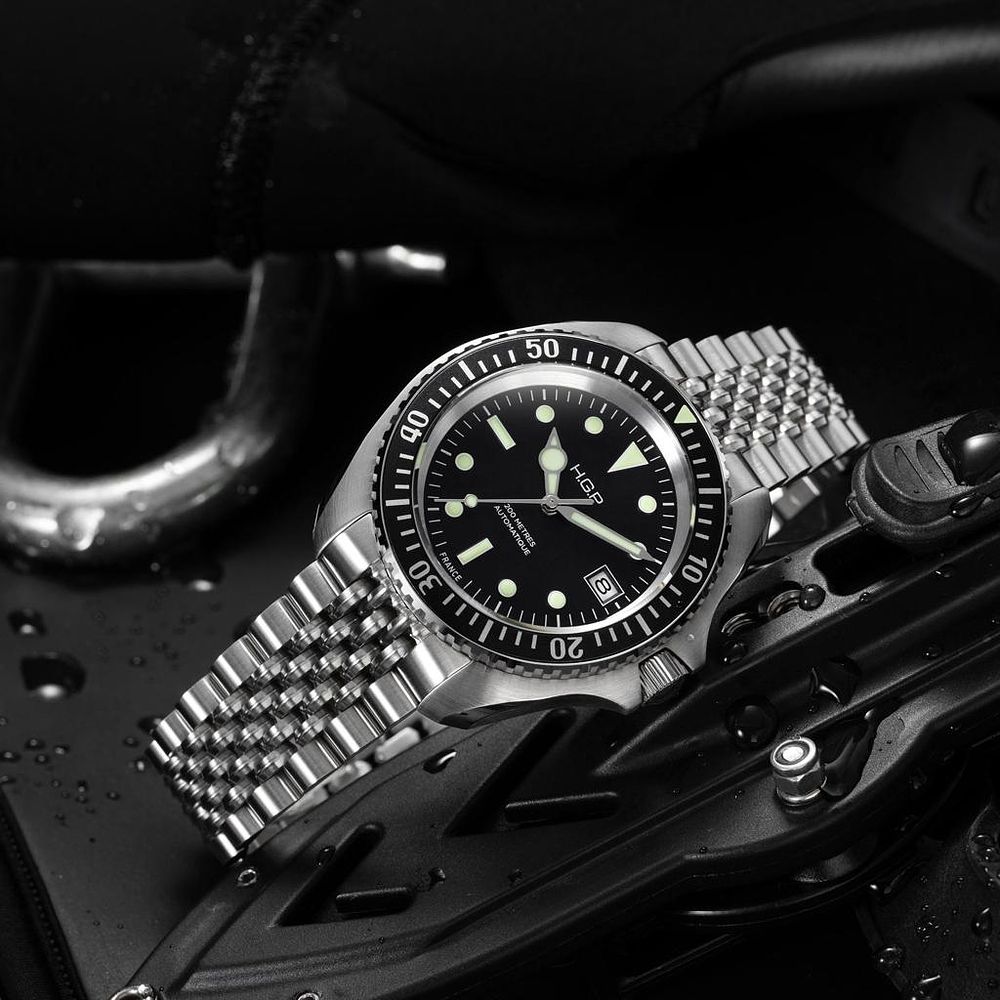 Lot 397: Premium Mens Diver Style Watch Stainless Steel 200M Design Black Dial & Blue Bezel