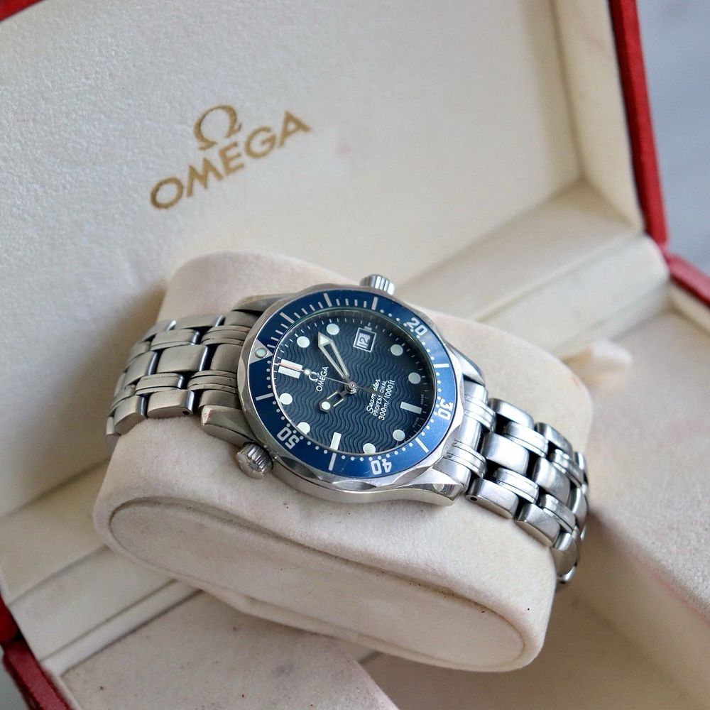 Lot 457: Omega Seamaster Professional 300M Quartz - Complete Box & Papers Set