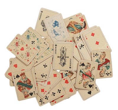 Карточная шкатулка с колодой игральных карт. Червовый король утерян. Россия. 1910-е гг. Размер 