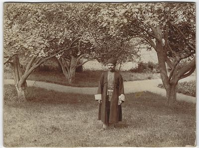 Типы. Грузин(?) в саду. Неизвестный фотограф. 1910-е гг. Размер - 12,5х16,7 см.