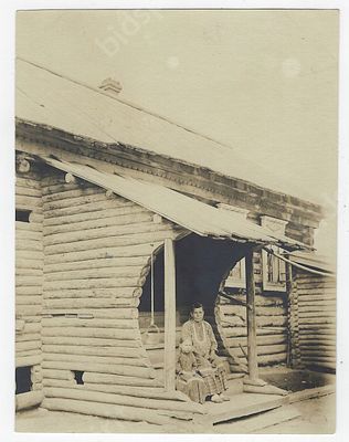 Типы. Удмуртская изба и крыльцо. Неизвестный фотограф. 1900-е гг. Размер - 11,1х7,8 см.