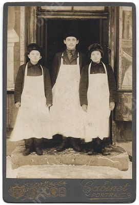 Типы. Приказчик с мальчиками в фартуках. Фотограф А.К. Грицус. Санкт-Петербург, 1910-е гг. 