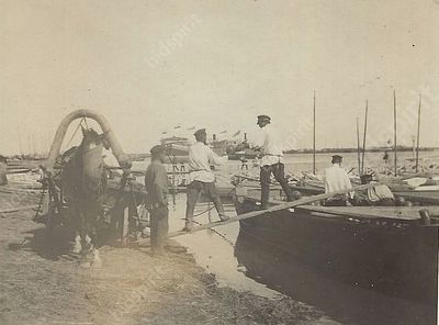Типы. Погрузка товаров с лодки на телегу. Любительская фотография. 1900-е гг. Размер - 11,9х8,9 см.