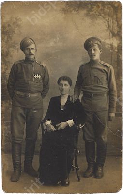 Кавалер 3-х Георгиевскийх крестов с товарищем и дамой. Фотография И. Н. Зубкова. 1910-е гг. 