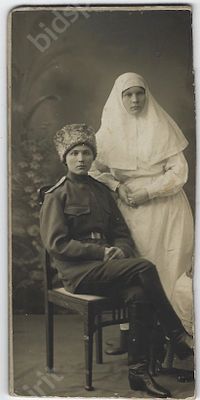 Женское лицо войны. Военнослужащая и сестра милосердия. Неизвестный фотограф. 1910-е гг. Размер - . 