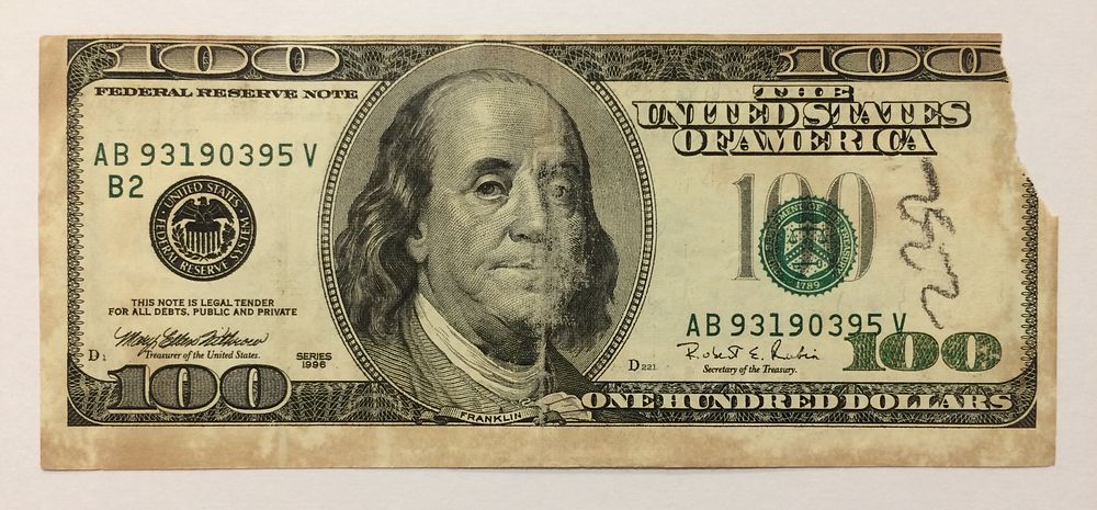 ארה״ב , שטר 100 דולר 1996 במצב ירוד וחוסר נייר עם טעות תזוזה חריגה