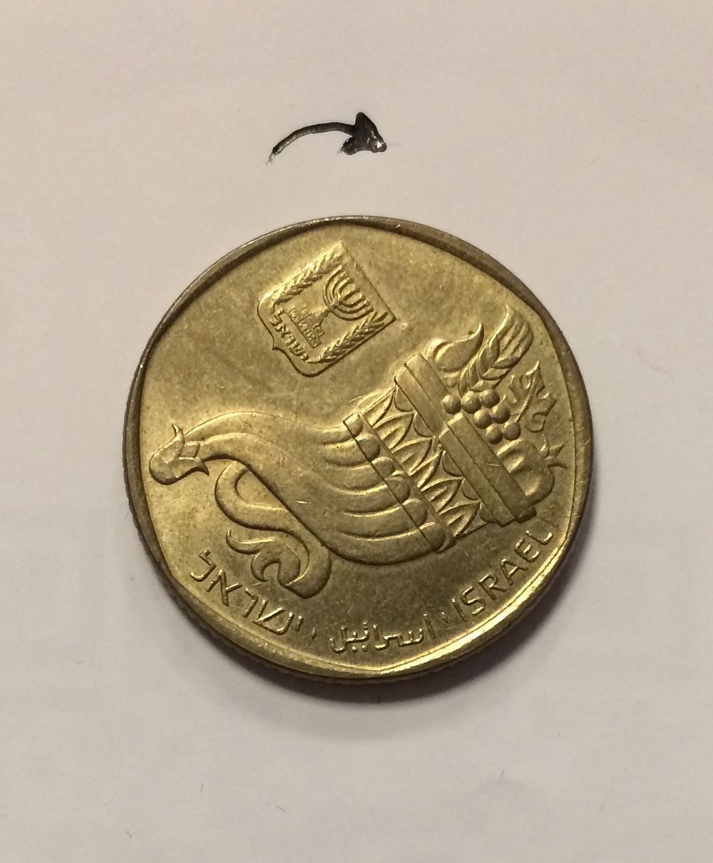 מטבע ישראל
5 שקלים תשמ״ג 1983
עם סיבוב חריג של כ 60 מעלות במצב חדש. מטבע ישראל 
5 שקלים תשמ״ג 