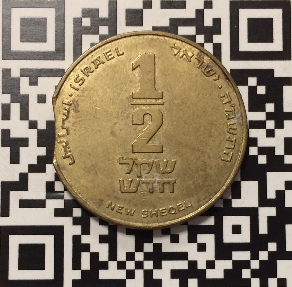 מטבע ישראל
1/2 ש״ח 1985
עם טעות חיתוך - נדיר מאוד במטבע זה, 
מצב חדש עם כתמים
. מטבע ישראל 
1/2 