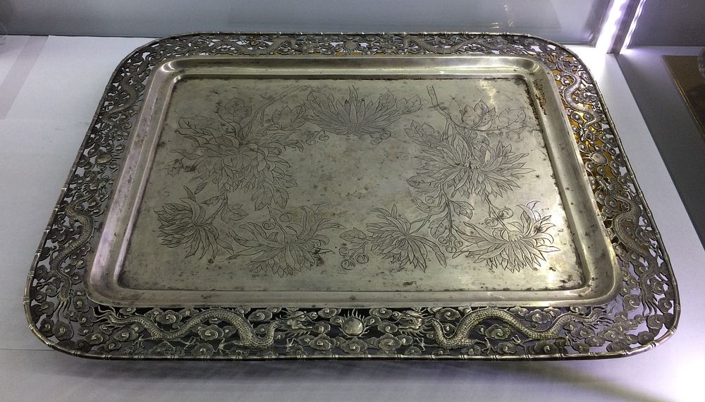 מגש כסף תוצרת סין במשקל 1,375 גרם
מוערך לשנת 1880 - 1910 בערך
מיוצר בשנגחאי, סין
והיה מיועד 