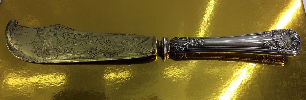 סכין כסף עם הזהבה תוצרת רוסיה במשקל 182.48 גרם 
תוצרת קרל פאברז׳ה שנת 1894 
עשוי מכסף 84 . סכין 