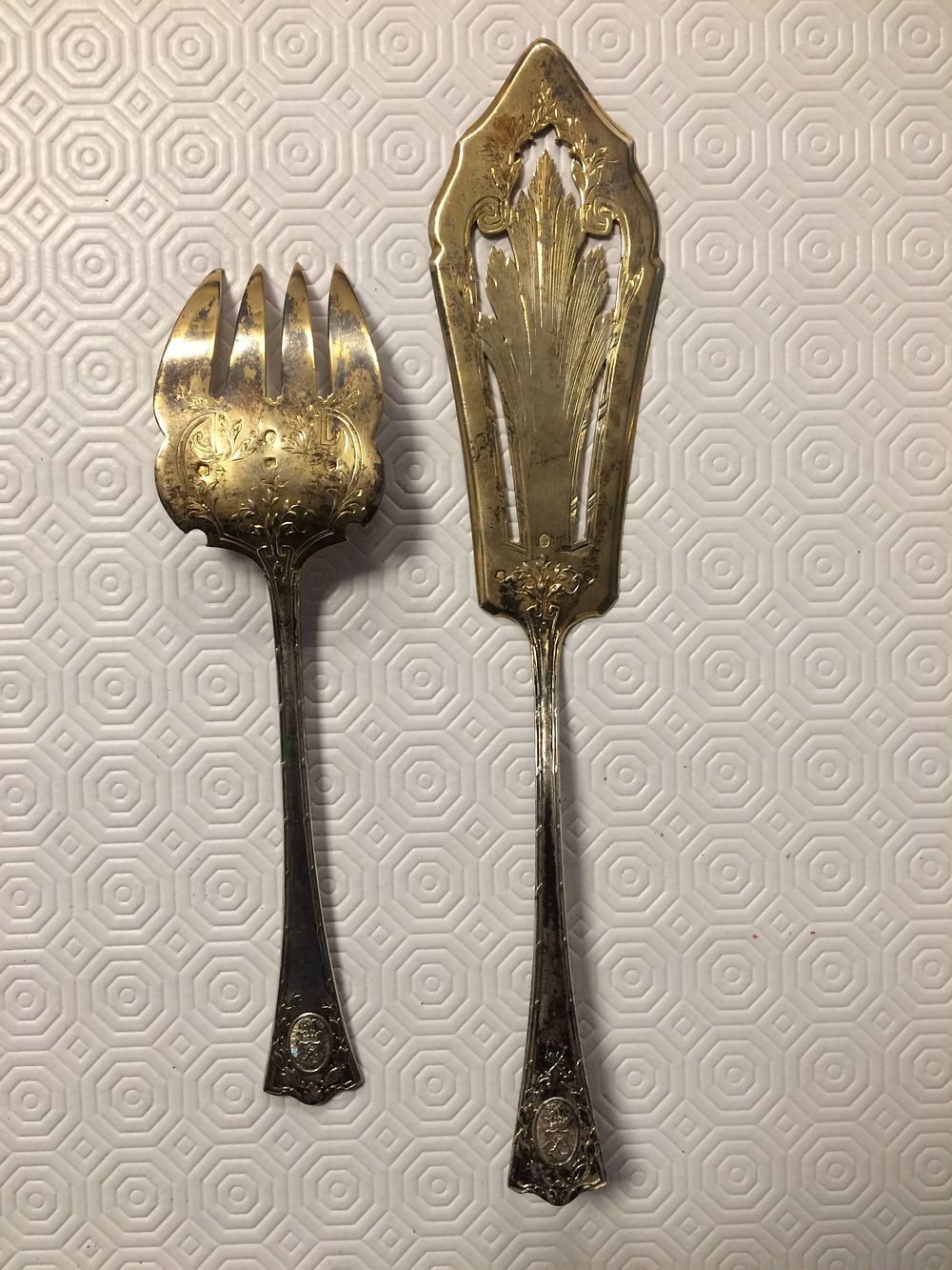 סכו״ם הגשה עשוי כסף עם הזהבה תוצרת אוסטריה בסביבות שנת 1890
במשקל כולל 279.51 גרם
המזלג 119 גרם 