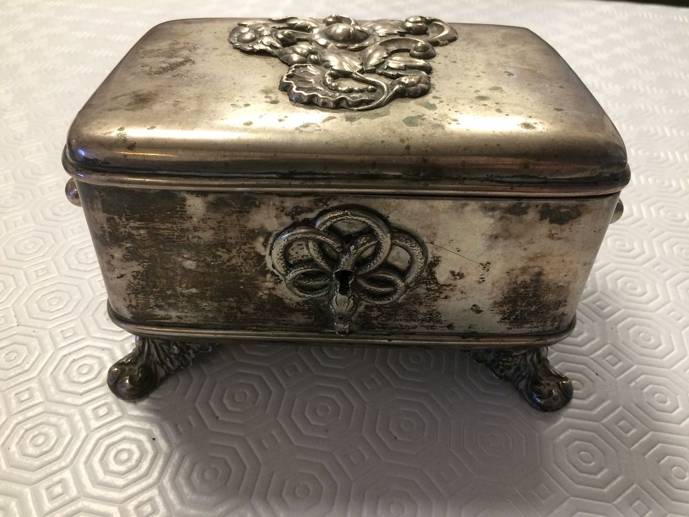 קופסה לאתרוג עשויה כסף 750 תוצרת גרמניה בסביבות שנת 1850
במשקל 727 גרם
יודאיקה
. קופסה לאתרוג 