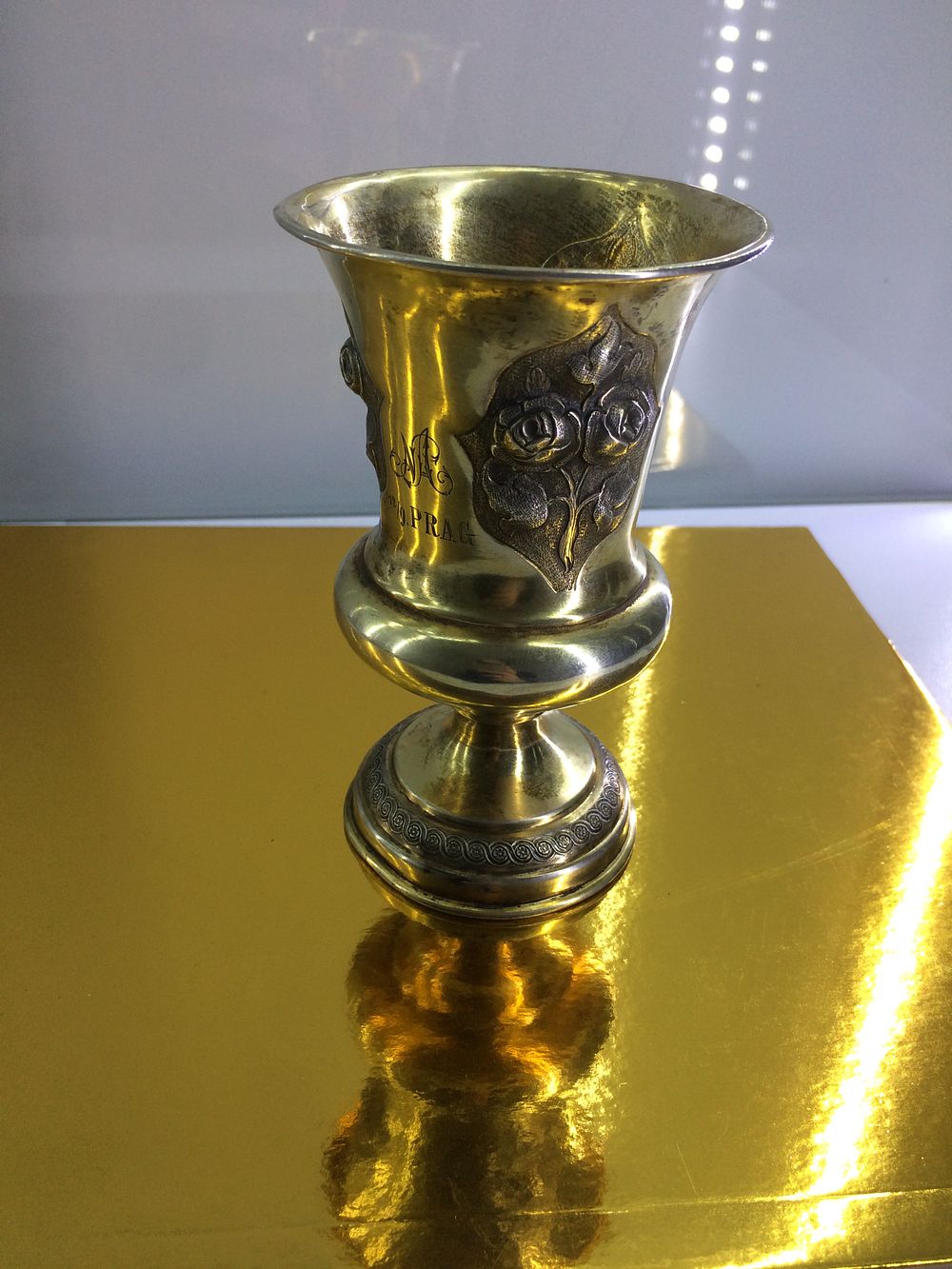 גביע לקידוש וברכה עשויה כסף עם הזהבה תוצרת אוסטריה שנת 1852
עם חותמת וחריטה של העיר פראג (צ׳כיה 