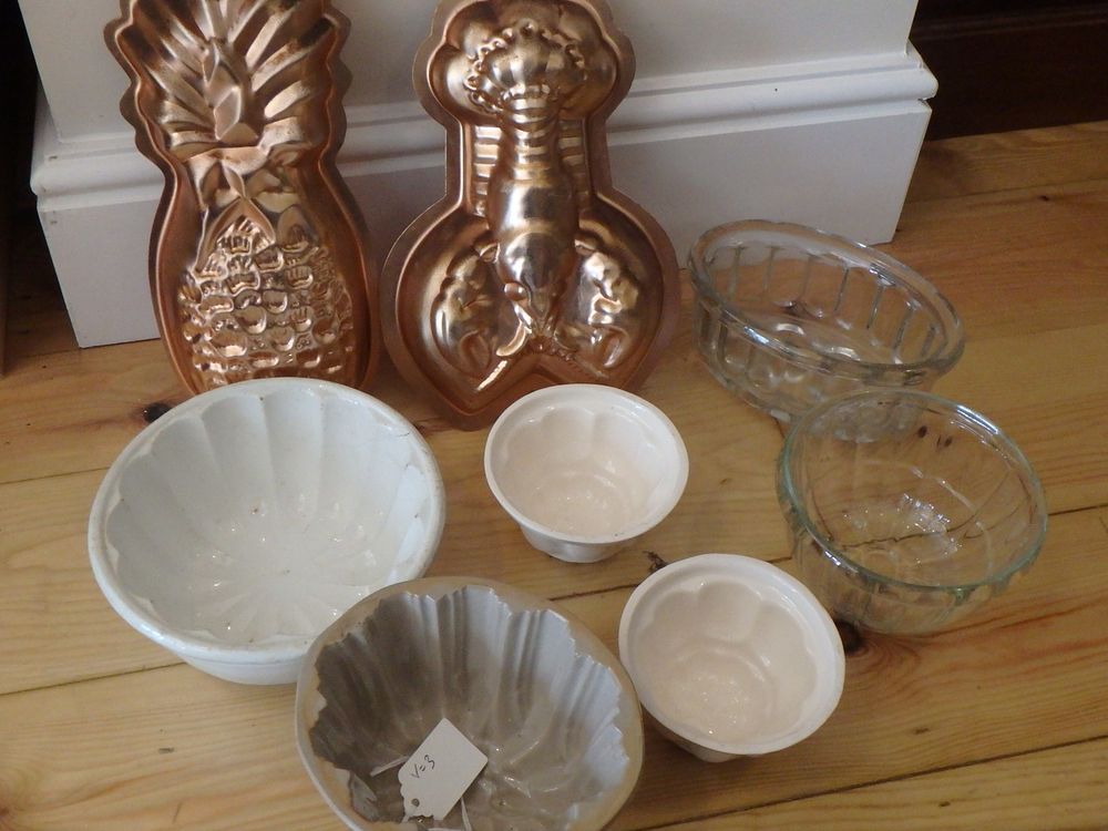 Lot 18: 8 Mixed Jelly Moulds Different Sizes