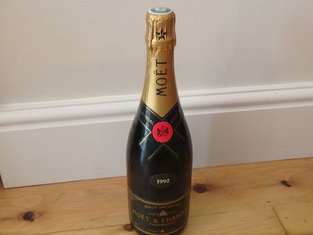 Lot 22: 1992 Moet Chandon Champagne (Imperial) 75cl