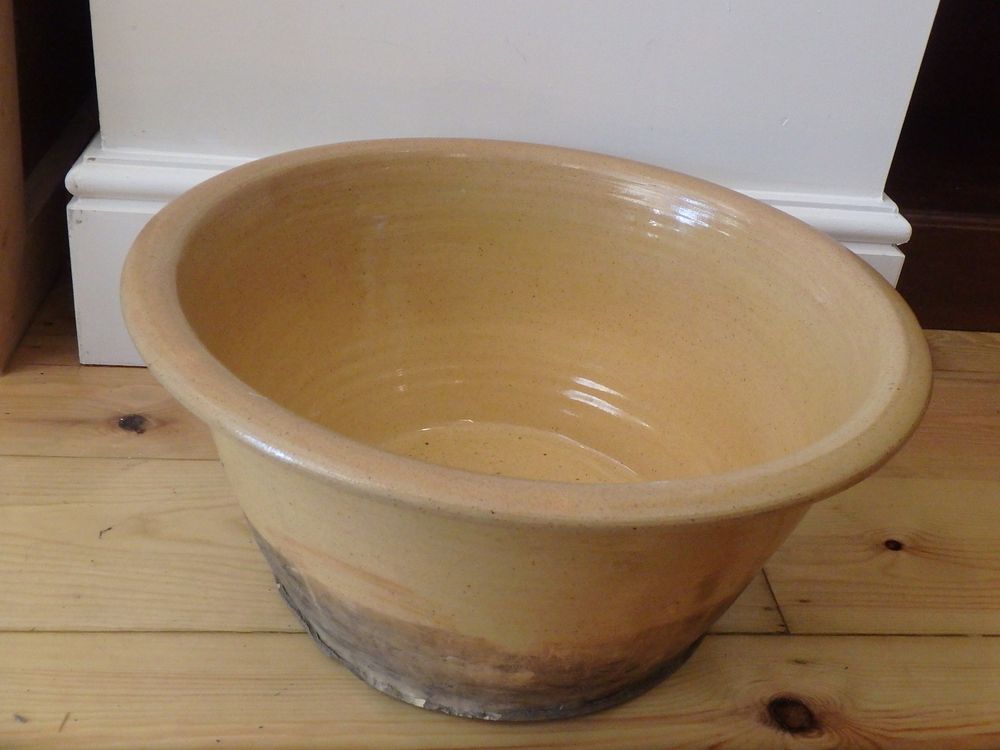 Lot 27: A lovely Large example of a Pancheon Bread/Diary...