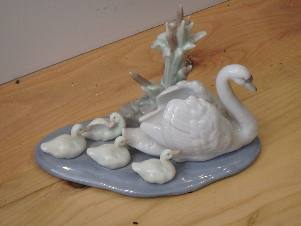 Lot 71: Lladro Figurines Swans 5722