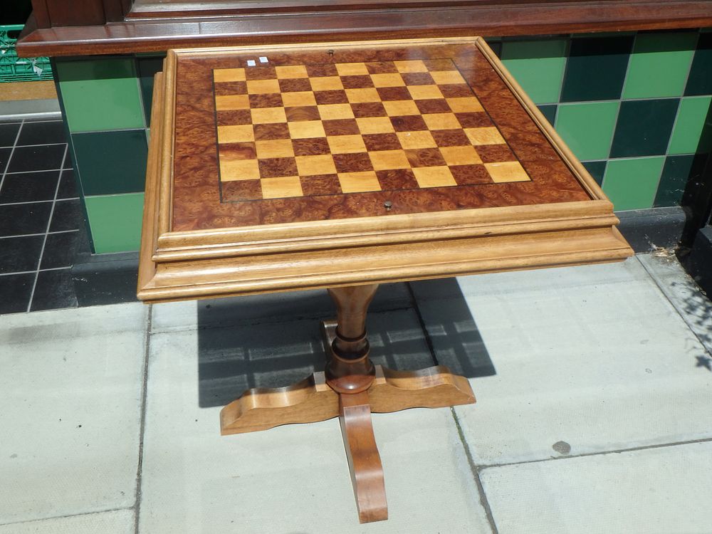 Lot 514: Lovely Walnut Games Table