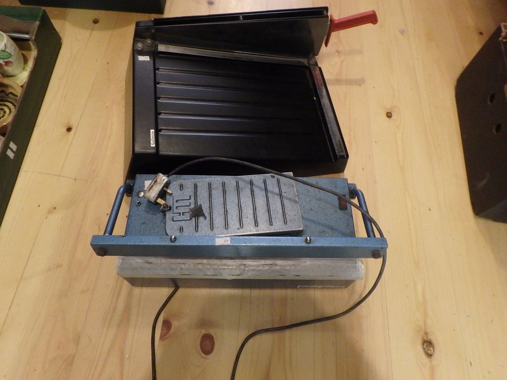 Lot 519: Guillotine Paper Cutter together with a Heat Bag...