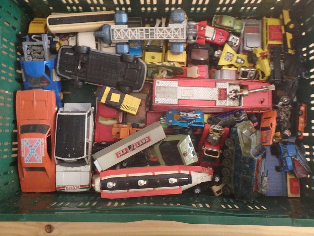 Lot 543: Mixed box of models of diecast cars dinky...