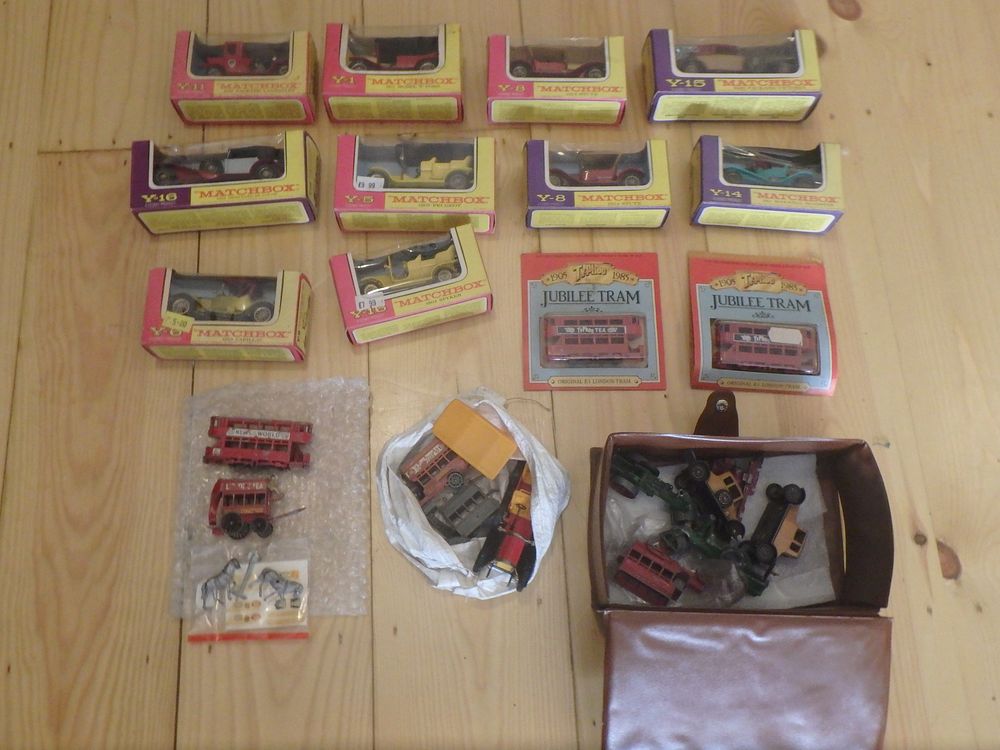 Lot 544: Mixed box of Matchbox and diecast cars