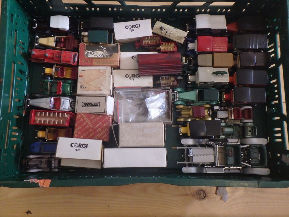 Lot 547: Box of mixed diecast vehicles