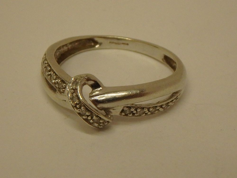 Lot 23: Attractive 9ct Diamond Twist White Gold Ring Size...