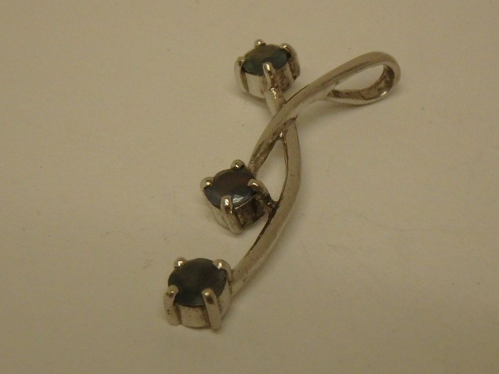 Lot 24: Lovely 9ct White Gold 3 Stone Pendant 1.5g