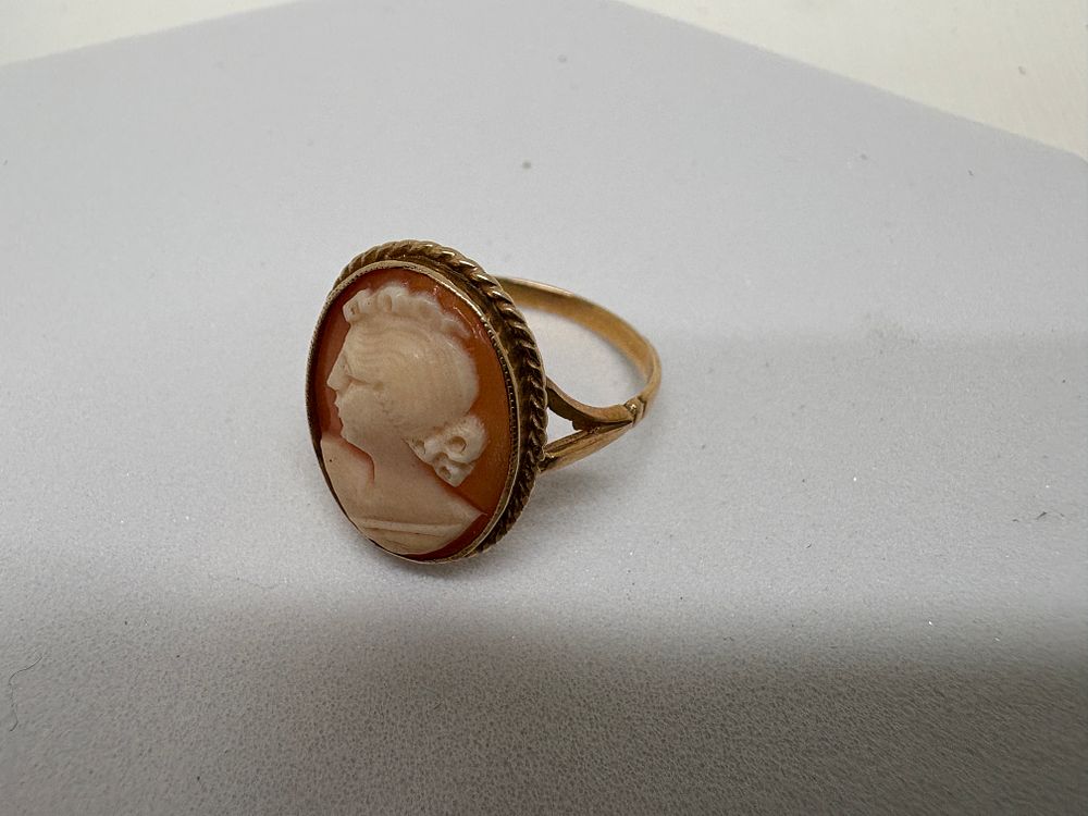 Lot 71: 9ct gold Cameo Ring Size P 3.75g gross