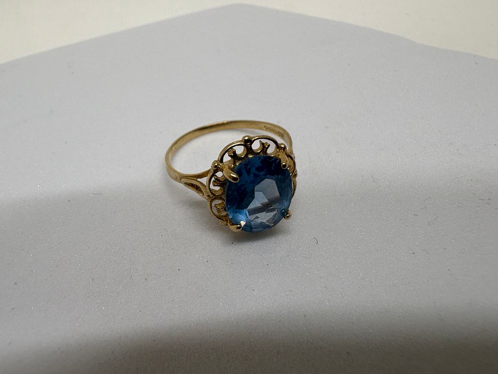 Lot 77: 9ct Gold Topaz Ring size M 1.7g Gross