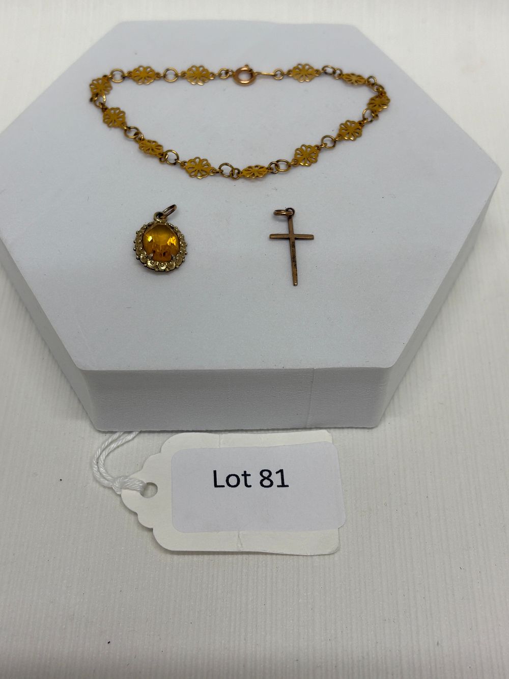 Lot 81: 9ct Citrine Pendant, Cross & Bracelet 4,08g Gross
