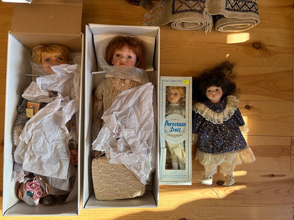 Lot 630: Four boxed dolls