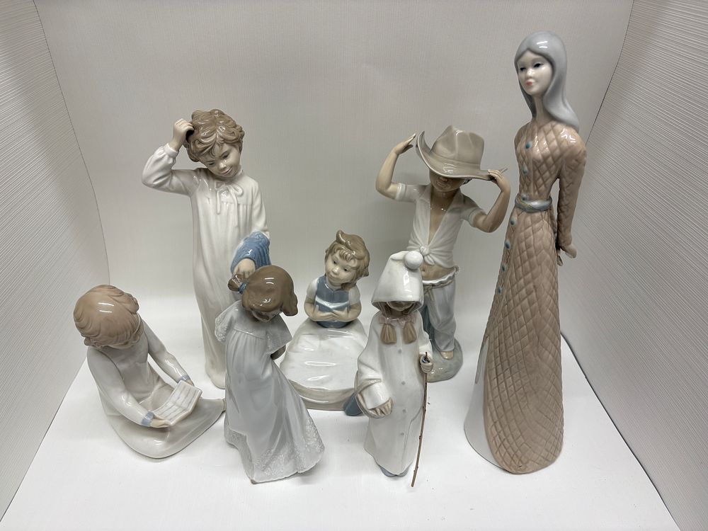 Lot 643: Collection of Neo figurines