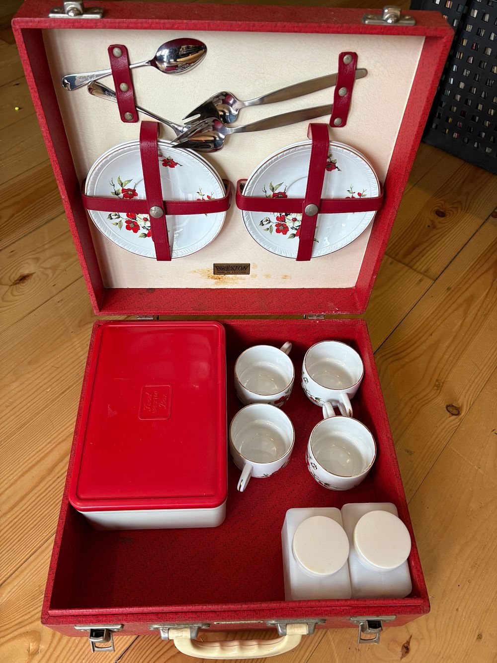 Lot 645: Vintage 1950s/60s picnic set by Brexton