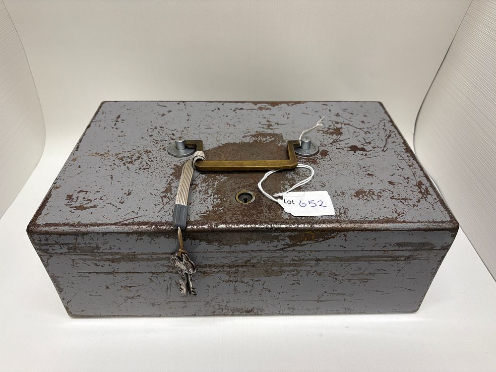Lot 652: Vintage heavy metal safe/cash box with key