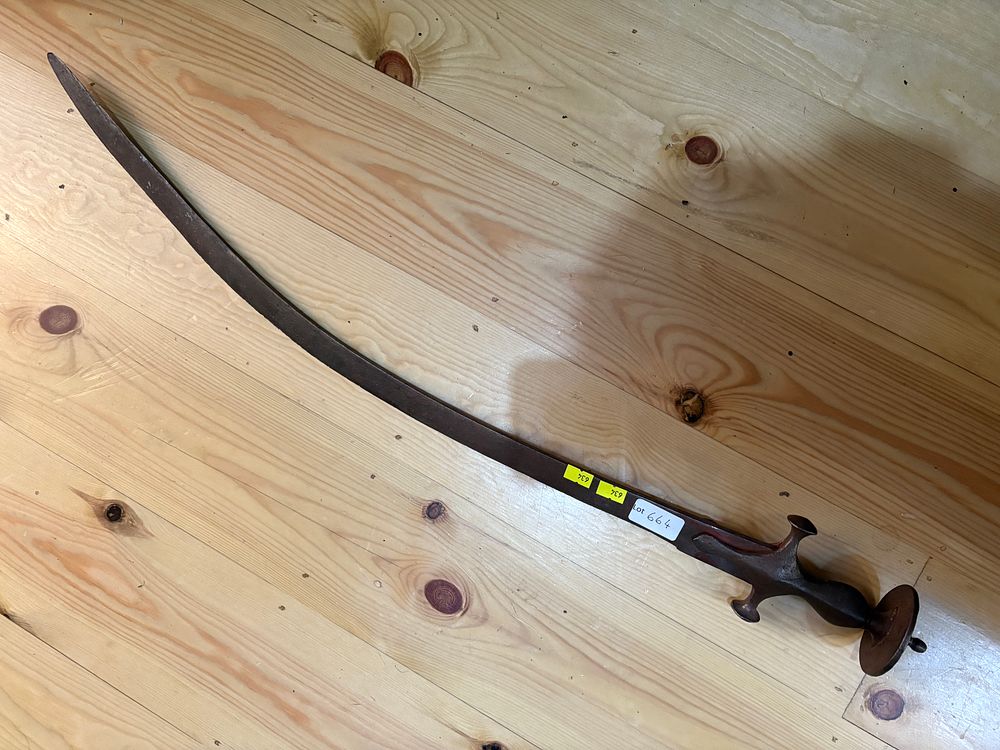 Lot 664: Vintager Middle Eastern Sword