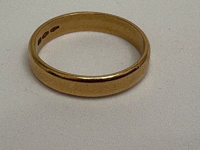 18ct Hallmarked Gold Ring. 5.17g 
size S 1/2