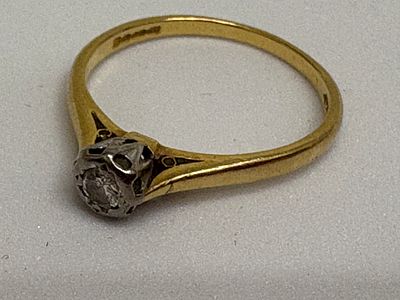 A Vintage 18ct Gold Diamond Solitaire Ring. 
size L gross 2g. A vintage 18ct yellow gold and 