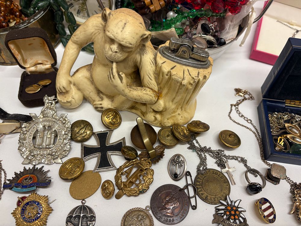 Lot 479: A Diverse Collection of Mid to Late 20th-Century Personal Effects, Jewelry, and Decorative Items