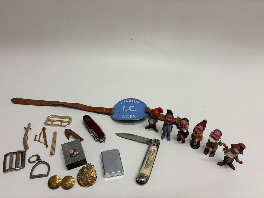 Lot 500: A Vintage Junk Drawer Lot of Personal Accessories and Figurines
