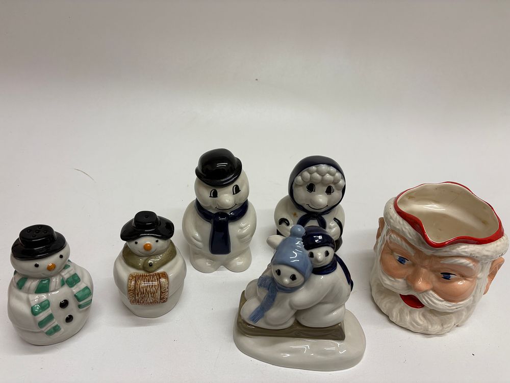 Lot 619: A Collection of Wade Christmas Glazed Ceramic Figures, 1994-1996