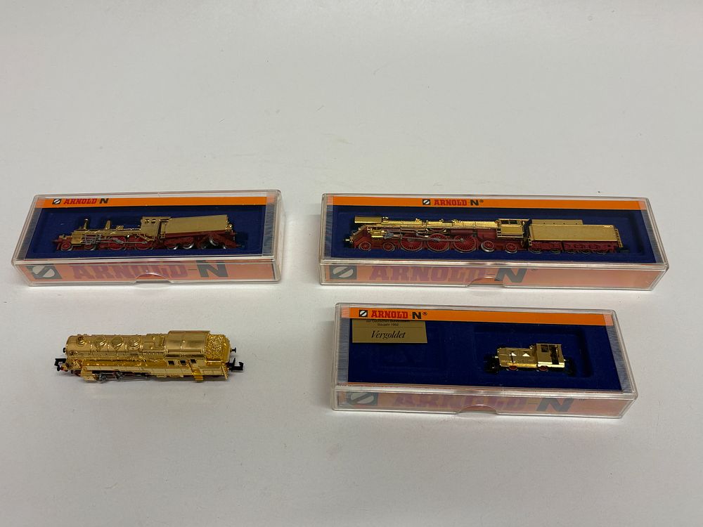 Lot 624: A Group of Arnold N Scale 'Vergoldet' Model Railway Locomotives, including Models 2707 and 2709