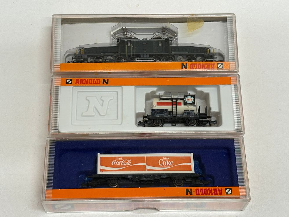 Lot 625: Three Arnold N-Scale Electric Locomotive, Tank Car, and Flatcar with Containers