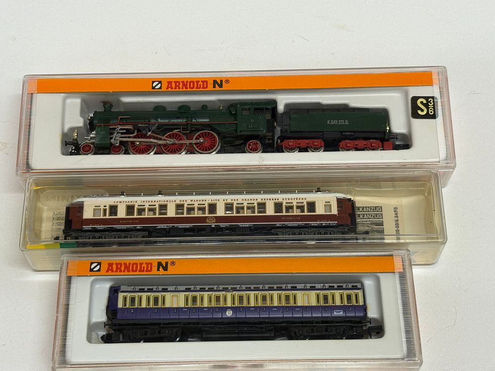 Lot 626: Minitrix N-Scale Orient Express Steam Locomotive and Two Passenger Cars, No. 1017, in Arnold N® Packaging