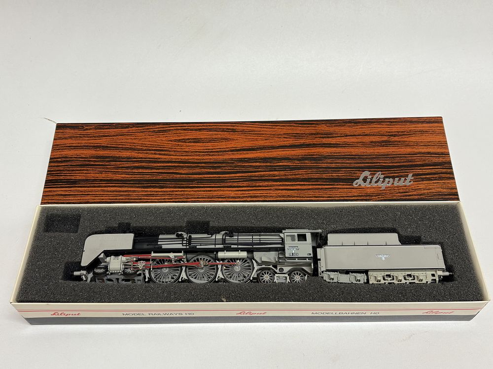 Lot 629: Liliput HO Gauge 105 02 DR Class BR 05 003 4-6-4 Streamlined Steam Locomotive and Tender, Deutsche Reichsbahn