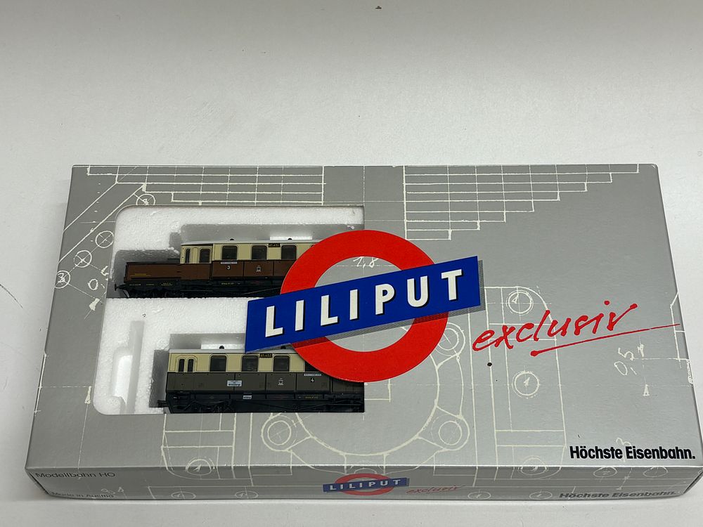 Lot 635: A Pair of LILIPUT HO Scale 17700 K.P.E.V. Akkutriebwagen Railcars